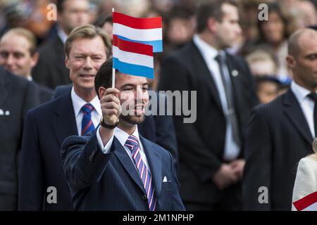 20121019 - LUXEMBURG, LUXEMBURG: Prinz Guillaume, Erbgroßherzog von Luxemburg, das bei der Ankunft im Rathaus von Luxemburg anlässlich der standesamtlichen Hochzeit von Kronprinz Guillaume von Luxemburg und seiner Verlobten, belgische Gräfin Stephanie de Lannoy, am Freitag, den 19. Oktober 2012, in Luxemburg-Stadt zu sehen ist. Die Hochzeitsfeier dauert zwei Tage. BELGA FOTO NICOLAS LAMBERT Stockfoto