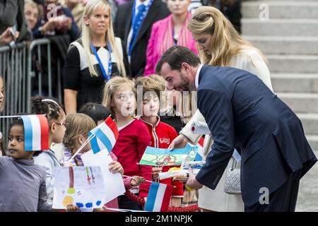 20121019 - LUXEMBURG, LUXEMBURG: Prinz Guillaume, Erbgroßherzog von Luxemburg, das bei der Ankunft im Rathaus von Luxemburg anlässlich der standesamtlichen Hochzeit von Kronprinz Guillaume von Luxemburg und seiner Verlobten, belgische Gräfin Stephanie de Lannoy, am Freitag, den 19. Oktober 2012, in Luxemburg-Stadt zu sehen ist. Die Hochzeitsfeier dauert zwei Tage. BELGA FOTO NICOLAS LAMBERT Stockfoto