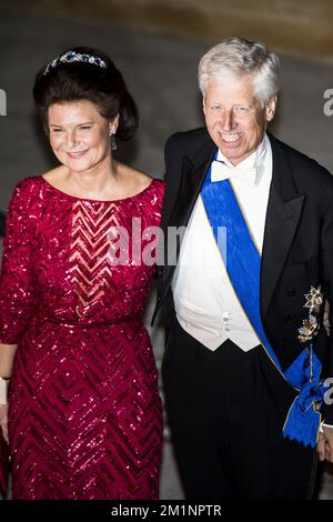 20121019 - LUXEMBURG, LUXEMBURG: Königin Silvia von Schweden und Prinz Carl Philip von Schweden kommen nach der standesamtlichen Hochzeit von Kronprinz Guillaume von Luxemburg und belgischer Gräfin Stephanie de Lannoy am Freitag, den 19. Oktober 2012, in Luxemburg-Stadt zu einem Galadinner im Großherzoglichen Palast Luxemburg. Die Hochzeitsfeier dauert zwei Tage. BELGA FOTO NICOLAS LAMBERT Stockfoto