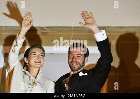 20121020 - LUXEMBURG, LUXEMBURG: Die luxemburgische Gräfin Stephanie de Lannoy und Kronprinz Guillaume von Luxemburg winken vor dem Feuerwerk und den Konzerten anlässlich der Hochzeit von Kronprinz Guillaume von Luxemburg und Prinzessin Stephanie, Samstag, den 20. Oktober 2012, in Luxemburg-Stadt. Die Hochzeitsfeier dauert zwei Tage. BELGA FOTO BENOIT DOPPPAGNE Stockfoto