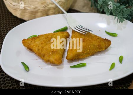 Rougut, Lumpia und Risol geräuchertes Rindfleisch, traditionelles indonesisches Essen auf weißem Teller Stockfoto