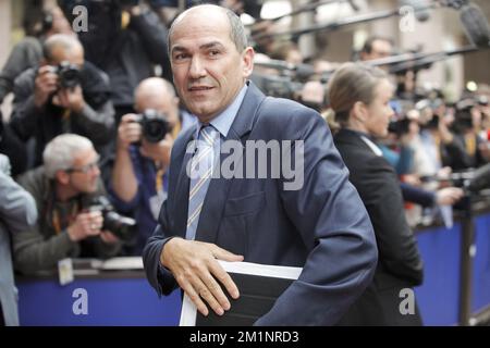 20121019 – BRÜSSEL, BELGIEN: Der slowenische Premierminister Janez Jansa kommt am zweiten Tag des EU-Gipfels der Staats- und Regierungschefs am Freitag, den 19. Oktober 2012, am Sitz der EU in Brüssel zu einer Tagung des Europäischen rates. BELGA FOTO BERNAL REVERT Stockfoto