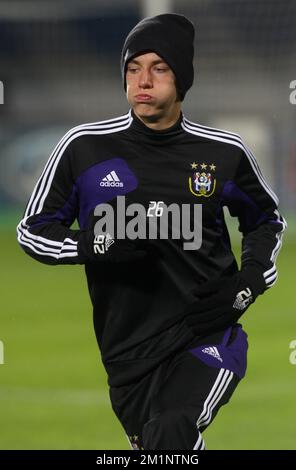 20121023 Uhr – ST. PETERSBURG, RUSSLAND: Abbildung von Anderlecht's Dennis Praet während des Trainings der belgischen Fußballmannschaft RSC Anderlecht in St. Petersburg, Russland, Dienstag, 23. Oktober 2012. Am Mittwoch spielt Anderlecht in Gruppe C des UEFA Champions League-Turniers den FC Zenit Saint Petersburg des russischen Teams. BELGA PHOTO VIRGINIE LEFOUR Stockfoto