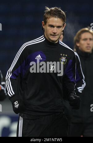 20121023 Uhr – ST. PETERSBURG, RUSSLAND: Abbildung von Anderlecht's Guillaume Gillet während der Trainingseinheit der belgischen Fußballmannschaft RSC Anderlecht in St. Petersburg, Russland, Dienstag, 23. Oktober 2012. Am Mittwoch spielt Anderlecht in Gruppe C des UEFA Champions League-Turniers den FC Zenit Saint Petersburg des russischen Teams. BELGA PHOTO VIRGINIE LEFOUR Stockfoto