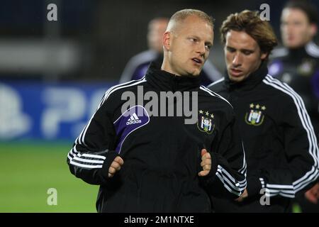 20121023 – ST. PETERSBURG, RUSSLAND: Anderlecht's Olivier Deschacht, abgebildet während der Trainingseinheit der belgischen Fußballmannschaft RSC Anderlecht in St. Petersburg, Russland, Dienstag, 23. Oktober 2012. Am Mittwoch spielt Anderlecht in Gruppe C des UEFA Champions League-Turniers den FC Zenit Saint Petersburg des russischen Teams. BELGA PHOTO VIRGINIE LEFOUR Stockfoto