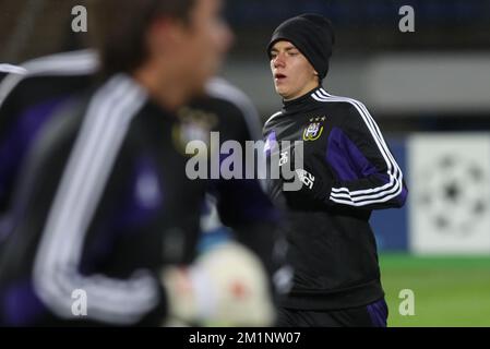 20121023 Uhr – ST. PETERSBURG, RUSSLAND: Abbildung von Anderlecht's Dennis Praet während des Trainings der belgischen Fußballmannschaft RSC Anderlecht in St. Petersburg, Russland, Dienstag, 23. Oktober 2012. Am Mittwoch spielt Anderlecht in Gruppe C des UEFA Champions League-Turniers den FC Zenit Saint Petersburg des russischen Teams. BELGA PHOTO VIRGINIE LEFOUR Stockfoto