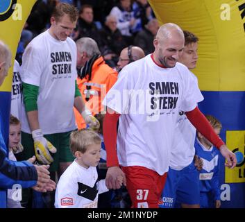 20121031 – GENK, BELGIEN: Torwart von Genk Kristof Van Hout und Jelle Van Damme von Standard, gefilmt zu Beginn des Jupiler Pro League-Spiels zwischen KRC Racing Genk und Standard de Liege, in Genk, Mittwoch, den 31. Oktober 2012, am 13.. Tag der belgischen Fußballmeisterschaft. BELGA FOTO YORICK JANSENS Stockfoto