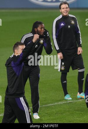 20121105 Uhr – BRÜSSEL, RUSSLAND: Foto von Anderlecht's Dieumerci Mbokani während eines Trainings der belgischen Fußballmannschaft RSC Anderlecht, Montag, den 05. November 2012 in Brüssel. Am Dienstag spielt Anderlecht in Gruppe C des UEFA Champions League-Turniers den FC Zenit Saint Petersburg des russischen Teams. BELGA PHOTO VIRGINIE LEFOUR Stockfoto