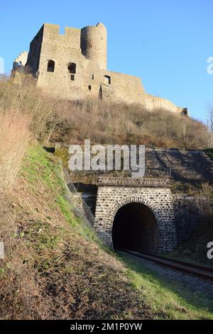 Löwenburg über Monreal mit dem Eisenbahntunnel darunter Stockfoto