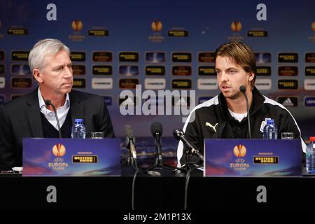 20121107 – BRÜGGE, BELGIEN: Newcastle-Manager Alan Pardew und Newcastle-Torwart Tim Krul, die auf einer Pressekonferenz des englischen Newcastle United F.C., Mittwoch, den 07. November 2012, vor dem vierten Europa-League-Spiel der Gruppe D, gegen den Club Brügge KV, morgen vorgestellt wurden. BELGA FOTO BRUNO FAHY Stockfoto