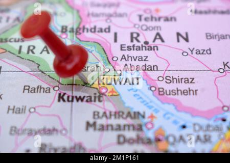 Rote Stecknadel, die auf die Nahansicht der Weltkarte Kuwait zeigt Stockfoto