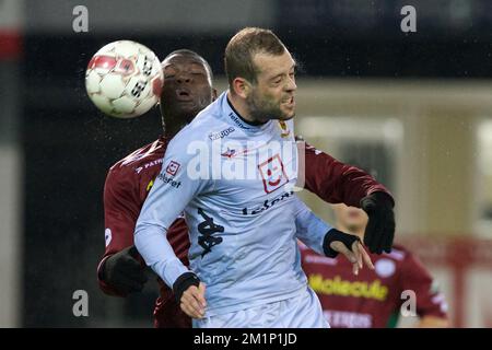 20121110 – WAREGEM, BELGIEN: Essevees Junior Malanda und Mechelens Nicklas Pedersen kämpfen um den Ball während des Spiels der Jupiler Pro League zwischen Zulte Waregem und KV Mechelen in Waregem, Samstag, den 10. November 2012, am 15. Tag der belgischen Fußballmeisterschaft. BELGA FOTO KURT DESPLENTER Stockfoto