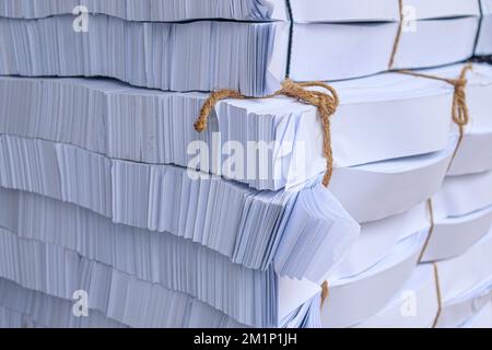 Weißes, schneidendes Papierbündel auf der Druckmaschine für Aufkleberpapier und kleines Banner Stockfoto