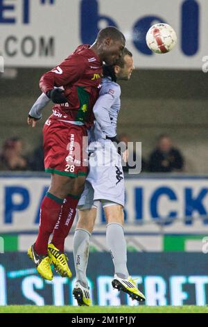 20121110 – WAREGEM, BELGIEN: Essevees Junior Malanda und Mechelens Nicklas Pedersen kämpfen um den Ball während des Spiels der Jupiler Pro League zwischen Zulte Waregem und KV Mechelen in Waregem, Samstag, den 10. November 2012, am 15. Tag der belgischen Fußballmeisterschaft. BELGA FOTO KURT DESPLENTER Stockfoto