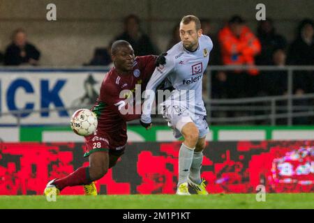 20121110 – WAREGEM, BELGIEN: Essevees Junior Malanda und Mechelens Nicklas Pedersen kämpfen um den Ball während des Spiels der Jupiler Pro League zwischen Zulte Waregem und KV Mechelen in Waregem, Samstag, den 10. November 2012, am 15. Tag der belgischen Fußballmeisterschaft. BELGA FOTO KURT DESPLENTER Stockfoto