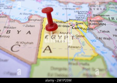 Rote Stecknadel zeigt auf Position Ägyptens Weltkarte Nahaufnahme Aktienfoto anzeigen Stockfoto