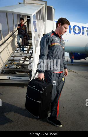 20121113 – BUCAREST, RUMÄNIEN: Foto von Jan Vertonghen aus Belgien auf dem Flughafen in Bucarest, Rumänien, Dienstag, 13. November 2012. Die Red Devils, die belgische Fußballnationalmannschaft, spielen morgen ein Freundschaftsspiel gegen die rumänische Nationalmannschaft. BELGA FOTO YORICK JANSENS Stockfoto