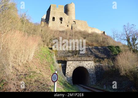Löwenburg über Monreal im Dezember Stockfoto