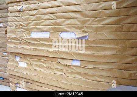 Unbehandeltes farbiges Papier auf einer Druckerpresse für Verkauf und Druck Stockfoto