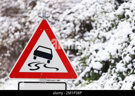 13. Dezember 2022, Baden-Württemberg, Bötzingen: Ein Straßenschild 114 STVO (Gefahr des Schleuderns bei Nässe oder Verschmutzung) befindet sich in Bötzingen neben der Bergstraße. Ab nächster Nacht wird mit schwarzem Eis gerechnet, da der Regen auf dem Boden gefriert. Foto: Philipp von Ditfurth/dpa Stockfoto