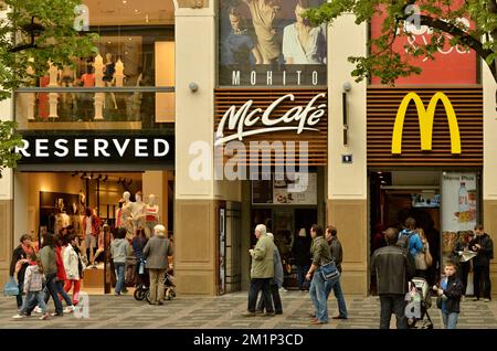 Schaufensterfronten und Restaurants, Fußgänger am Wenzelsplatz, dem Hauptboulevard der Tschechischen Republik von Prag. Stockfoto