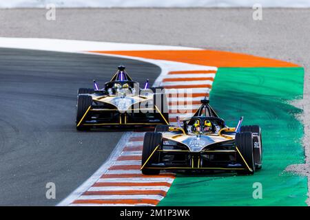 Valencia, Spanien. 13.. Dezember 2022. 12/13/2022: Stoffel Vandoorne, DS Penske, DS E-tense FE23, Leads Jean-Eric Vergne, DS Penske, DS E-TENSE FE23 während des Formel E Valencia Tests in Valencia, Spanien. (Foto: Sam Bloxham/Motorsport Images/Sipa USA) Guthaben: SIPA USA/Alamy Live News Stockfoto