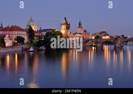 Die historische Karlsbrücke und die Türme der Altstadt in der Abenddämmerung über der Moldau in Prag, Tschechische Republik. Stockfoto