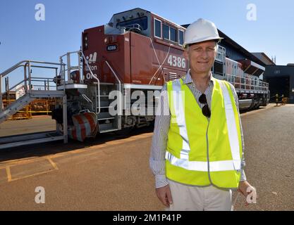 20121120 - PORT HEDLAND, AUSTRALIEN: Der Kronprinz Philippe von Belgien posiert für den Fotografen vor der Lokomotive während eines Besuchs der Aktivitäten von BHP Nelson Point Iron Ore Port am dritten Tag einer Wirtschaftsmission nach Australien und Neuseeland, Dienstag, den 20. November 2012. BELGA FOTO ERIC LALMAND Stockfoto