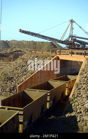 20121120 Uhr - PORT HEDLAND, AUSTRALIEN: Ein Zug, der während eines Besuchs der Aktivitäten von BHP Nelson Point Iron Ore Port am dritten Tag einer Wirtschaftsmission nach Australien und Neuseeland am Dienstag, den 20. November 2012, abgebildet wurde. BELGA FOTO ERIC LALMAND Stockfoto