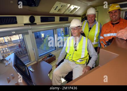 20121120 - PORT HEDLAND, AUSTRALIEN: Kronprinz Philippe von Belgien, wallonischer Wirtschaftsminister Jean-Claude Marcourt und unbekannte Person, die im Inneren der Lokomotive während eines Besuchs von BHP Nelson Point Iron Ore Port am dritten Tag einer Wirtschaftsmission nach Australien und Neuseeland am Dienstag, den 20. November 2012, abgebildet wurde. BELGA FOTO ERIC LALMAND Stockfoto