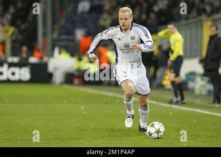 20121121 – BRÜSSEL, BELGIEN: Anderlecht's Olivier Deschacht, abgebildet am fünften Tag der Gruppe C der Champions League Gruppe C, beim Spiel der belgischen Sportmannschaft Anderlecht und des italienischen AC Mailand, Mittwoch, den 21. November 2012 in Brüssel. BELGA FOTO KRISTOF VAN ACCOM Stockfoto