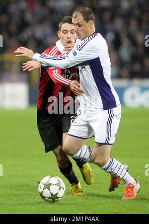 20121121 – BRÜSSEL, BELGIEN: Mailand Jovanovic von Anderlecht und Mattia De Sciglio von Mailand kämpfen um den Ball während des Fußballspiels zwischen dem belgischen RSC Anderlecht und dem italienischen AC Mailand am fünften Tag der Gruppe C der Champions League Gruppe C am Mittwoch, den 21. November 2012 in Brüssel. BELGA PHOTO VIRGINIE LEFOUR Stockfoto