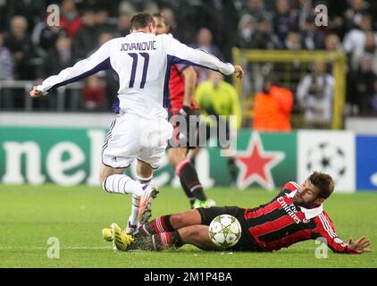 20121121 – BRÜSSEL, BELGIEN: Anderlecht's Milan Jovanovic und Antonio Nocerino von Mailand kämpfen um den Ball während des Fußballspiels zwischen dem belgischen RSC Anderlecht und dem italienischen AC Mailand am fünften Tag der Gruppe C der Champions League Gruppe C am Mittwoch, den 21. November 2012 in Brüssel. BELGA PHOTO VIRGINIE LEFOUR Stockfoto