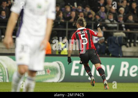 20121121 Uhr – BRÜSSEL, BELGIEN: Die Philippe Mexes aus Mailand feiern nach einem Tor am fünften Tag der Gruppe C der Champions League Gruppe C beim Spiel der belgischen Sportmannschaft Anderlecht und des italienischen AC Mailand am Mittwoch, den 21. November 2012 in Brüssel. BELGA FOTO KRISTOF VAN ACCOM Stockfoto