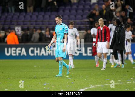 20121121 – BRÜSSEL, BELGIEN: Anderlecht Torwart Silvio Proto sieht am fünften Tag der Gruppe C der Champions League Gruppe C beim Spiel der belgischen Sportmannschaft Anderlecht und des italienischen AC Mailand am Mittwoch, den 21. November 2012 in Brüssel deprimiert aus. BELGA PHOTO VIRGINIE LEFOUR Stockfoto