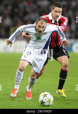 20121121 – BRÜSSEL, BELGIEN: Mailand Jovanovic von Anderlecht und Mattia De Sciglio von Mailand kämpfen um den Ball während des Fußballspiels zwischen dem belgischen RSC Anderlecht und dem italienischen AC Mailand am fünften Tag der Gruppe C der Champions League Gruppe C am Mittwoch, den 21. November 2012 in Brüssel. BELGA PHOTO VIRGINIE LEFOUR Stockfoto