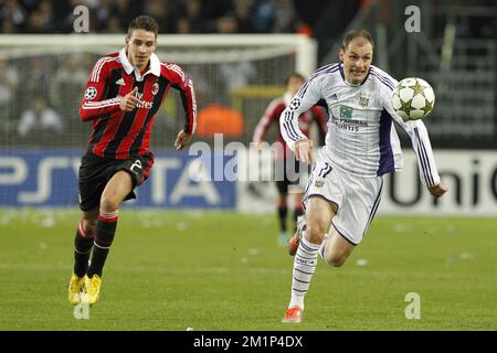 20121121 – BRÜSSEL, BELGIEN: Anderlecht's Milan Jovanovic (R) in Aktion während des Fußballspiels zwischen dem belgischen RSC Anderlecht und dem italienischen AC Mailand am fünften Tag der Gruppe C der Champions League Gruppe C am Mittwoch, den 21. November 2012 in Brüssel. BELGA FOTO KRISTOF VAN ACCOM Stockfoto