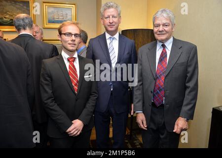 20121122 – SYDNEY, AUSTRALIEN: Adriaan Hoogmartens, Kronprinz Philippe von Belgien und Bill Vander Leest, abgebildet bei einer Unterzeichnungszeremonie zwischen Lapauw International NV und Burgundy Laundry Systems am fünften Tag einer Wirtschaftsmission nach Australien und Neuseeland, Donnerstag, den 22. November 2012. BELGA FOTO ERIC LALMAND Stockfoto