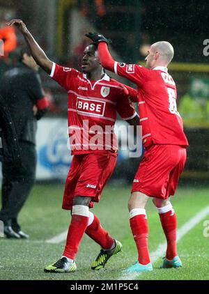 20121123 – LÜTTICH, BELGIEN: Pauls Paul-Jose Mpoku Ebunge von Standard und Laurent Ciman von Standard von Standard feiern nach einem Treffer beim Spiel der Jupiler Pro League zwischen Standard und Lierse in Lüttich, Freitag, den 23. November 2012, am 17. Tag der belgischen Fußballmeisterschaft. BELGA PHOTO VIRGINIE LEFOUR Stockfoto