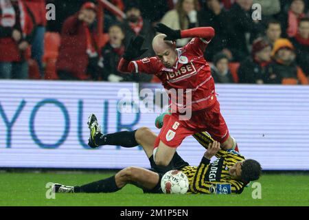 20121123 – LÜTTICH, BELGIEN: Laurent Ciman von Standard und Kostadin Hazurov von Lierse kämpfen um den Ball während des Spiels der Jupiler Pro League zwischen Standard und Lierse in Lüttich, Freitag, 23. November 2012, am 17. Tag der belgischen Fußballmeisterschaft. BELGA FOTO YORICK JANSENS Stockfoto