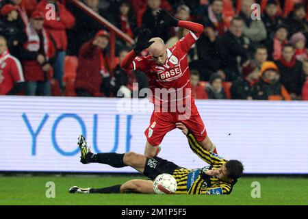 20121123 – LÜTTICH, BELGIEN: Laurent Ciman von Standard und Kostadin Hazurov von Lierse kämpfen um den Ball während des Spiels der Jupiler Pro League zwischen Standard und Lierse in Lüttich, Freitag, 23. November 2012, am 17. Tag der belgischen Fußballmeisterschaft. BELGA FOTO YORICK JANSENS Stockfoto