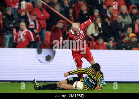 20121123 – LÜTTICH, BELGIEN: Laurent Ciman von Standard und Kostadin Hazurov von Lierse kämpfen um den Ball während des Spiels der Jupiler Pro League zwischen Standard und Lierse in Lüttich, Freitag, 23. November 2012, am 17. Tag der belgischen Fußballmeisterschaft. BELGA FOTO YORICK JANSENS Stockfoto