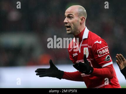 20121123 Uhr – LÜTTICH, BELGIEN: Laurent Ciman von Standard wird während des Spiels der Jupiler Pro League zwischen Standard und Lierse in Lüttich am Freitag, den 23. November 2012, am 17. Tag der belgischen Fußballmeisterschaft gezeigt. BELGA PHOTO VIRGINIE LEFOUR Stockfoto