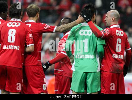 20121123 – LÜTTICH, BELGIEN: Die Yoni Buyens von Standard und die Laurent Ciman von Standard feiern während des Spiels der Jupiler Pro League zwischen Standard und Lierse in Lüttich, Freitag, den 23. November 2012, am 17. Tag der belgischen Fußballmeisterschaft. BELGA PHOTO VIRGINIE LEFOUR Stockfoto