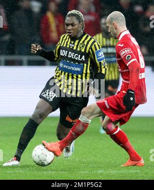 20121123 – LÜTTICH, BELGIEN: Dolly Menga von Lierse und Laurent Ciman von Standard um den Ball beim Spiel der Jupiler Pro League zwischen Standard und Lierse in Lüttich, Freitag, 23. November 2012, am 17. Tag der belgischen Fußballmeisterschaft. BELGA PHOTO VIRGINIE LEFOUR Stockfoto