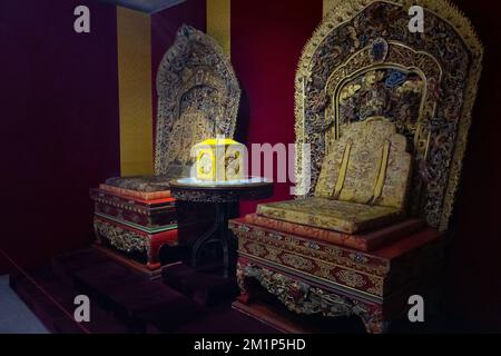 Ulaanbaatar, Mongolei - September 2022 - im Winterpalastmuseum von Bogd Khan. Luxuriöser Kaiser-Thron. Stockfoto