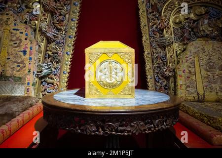 Ulaanbaatar, Mongolei - September 2022 - im Winterpalastmuseum von Bogd Khan. Luxuriöser Kaiser-Thron. Stockfoto