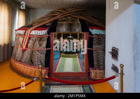 Ulaanbaatar, Mongolei - September 2022 - im Winterpalastmuseum von Bogd Khan. Leopardenhaut-Jurte des Kaisers. Stockfoto