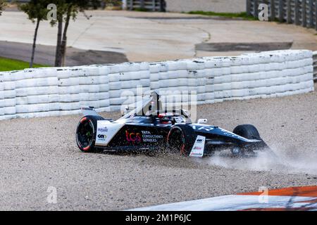 12/13/2022 – Mitch Evans, Jaguar TCS Racing, Jaguar I-TYPE 6, dreht sich während des Formel E Valencia Tests in Valencia, Spanien, in den Kies. (Foto: Sam Bloxham/Motorsport Images/Sipa USA) Stockfoto