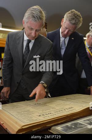 20121128 Uhr - AUCKLAND, NEUSEELAND: Kronprinz Philippe von Belgien und Verteidigungsminister Pieter De Crem, abgebildet bei einem Besuch der Galerie des Museums im 1. Weltkrieg am 12.. Tag einer Wirtschaftsreise nach Australien und Neuseeland, Mittwoch, den 28. November 2012. BELGA FOTO ERIC LALMAND Stockfoto